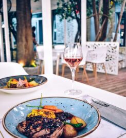 Sailinn Beach Club & Restaurant (Κούρτης Κωνσταντίνος Πανταζ.)